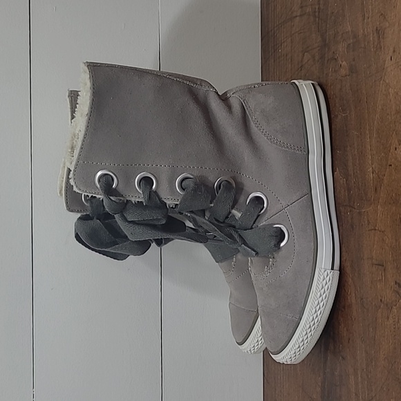 EUC Converse Sneaker Women's sz 7Chuck Taylor Beverly Grey Suede High Top - Picture 2 of 10